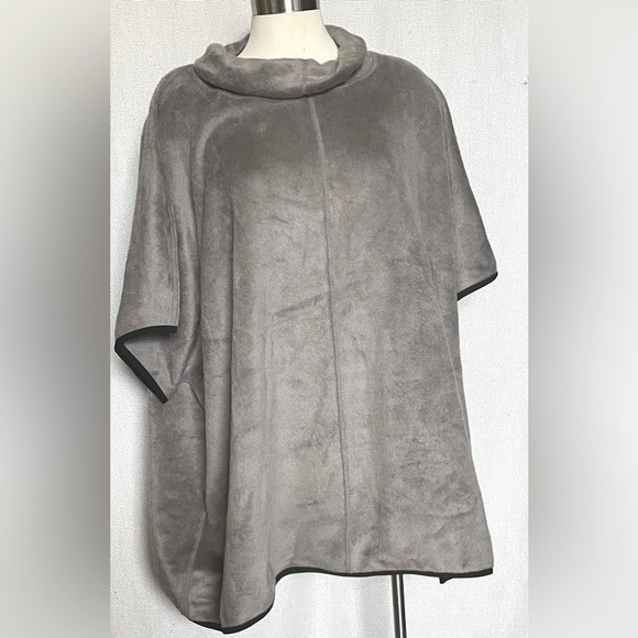 Lysse Sweaters - Lysse poncho